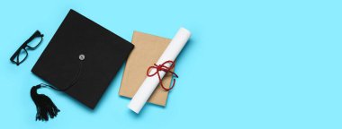 Havan topu tahtası, diploma, kitap ve gözlük açık mavi arkaplan ve metin için boşluk