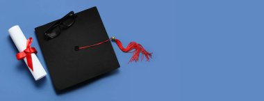 Mezuniyet şapkası, gözlükler ve mavi zemin üzerinde diploma metin ve üst görünüm için boşluk