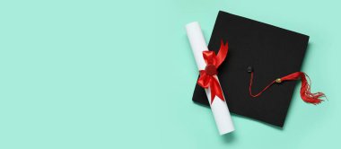 Mezuniyet şapkası ve turkuaz arka plan diploması metin ve üst görünüm için alan