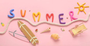 İpli ve pembe arka planda farklı plaj dekorasyonlu bir yazı.