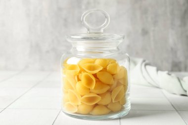 Kavanoz ve çiğ makarna.