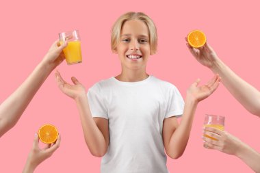 Pembe arka planda portakal suyu olan küçük çocuk ve kadın elleri.