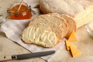 Beyaz arka planda tereyağlı ekmek ve bal kavanozu