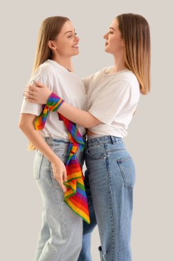 LGBT eşarplı genç lezbiyen çift arka planda sarılıyorlar.