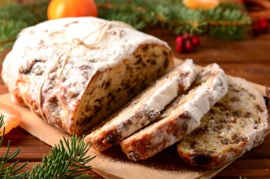 Ahşap arka planda lezzetli bir Noel çalı