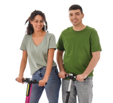Beyaz arka planda modern elektrikli scooterları olan mutlu genç çift.
