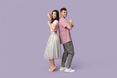 Leylak arka planda dans eden mutlu genç çift