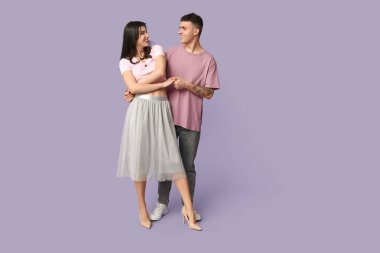 Leylak arka planda dans eden güzel bir çift.