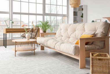 Masası ve kanepesi olan şık bir oturma odası.