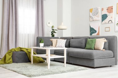 Kahve masası ve yeşil ekoseli modern oturma odası.