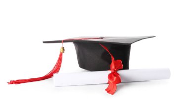 Beyaz arka planda diploma ve harç tahtası