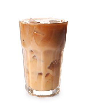 Beyaz arkaplanda bir bardak buzlu latte