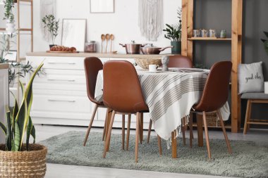 Masa ve tezgah yemek odasının içindeki bulaşıklarla dolu.