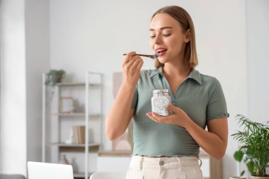 Evde chia tohumu yiyen genç bir kadın.