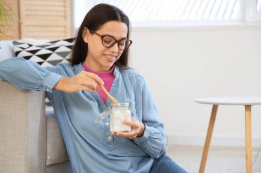 Evde Chia tohumu pudingi olan genç bir kadın.