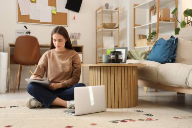 Evde ders çalışan yorgun kız öğrenci.