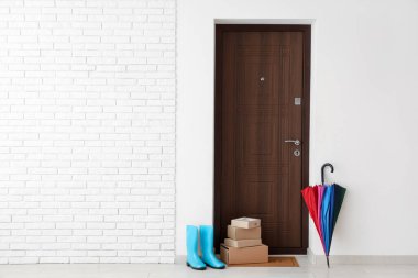 Paspas, paket, çizme ve şemsiyeli modern koridorun içi.