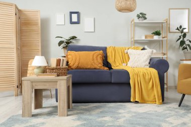 Oturma odasının iç tarafında rahat bir kanepe ve kahve masası var.