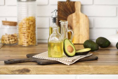 Mutfak tezgahında bir şişe taze avokado yağı.