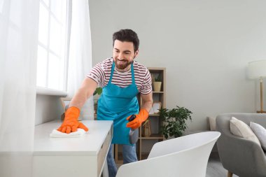 Odada erkek hademe temizleme masası