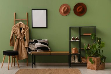 Koridorun iç tarafındaki yeşil duvarın yanındaki bankta dur ve ayakkabıları bekle.