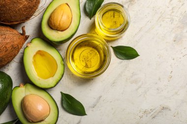 Avokado yağlı kompozisyon açık arkaplan, üst görünüm