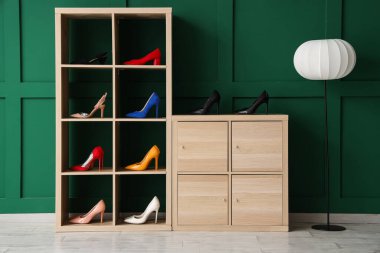 Odanın içinde raf ünitesi, tuvalet ve kadın ayakkabıları var.