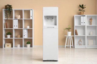 Modern su soğutucusu ve raf üniteleri olan şık bir ofis.