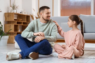 Evde babasından özür dileyen tatlı bir kız.