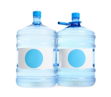 Beyaz zemin üzerinde temiz su şişeleri