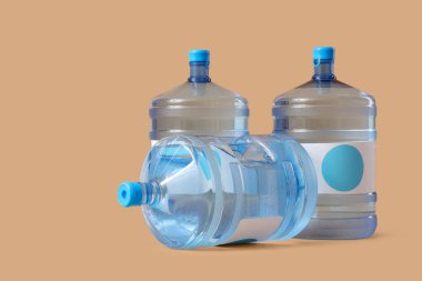 Bej arkaplanda temiz su şişeleri