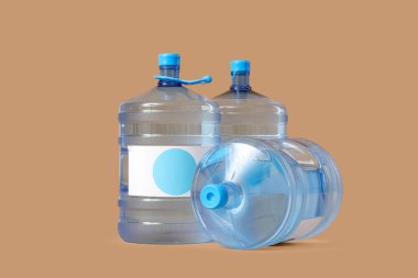 Bej arkaplanda temiz su şişeleri