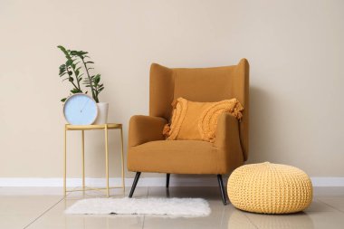 Oturma odasında saatli koltuk ve kahve masası.