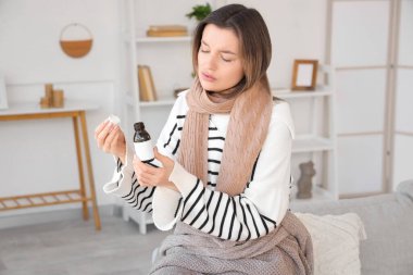 Evinde öksürük şurubu olan hasta genç bir kadın.