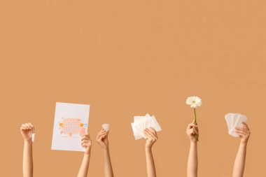 Bej arka planda farklı kadın hijyen ürünlerine, çiçeklere ve takvime sahip birçok kadın eli