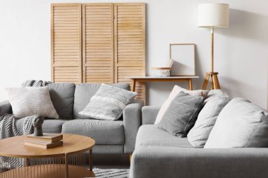 Oturma odasının iç tarafında rahat koltuklar ve kahve masası var.