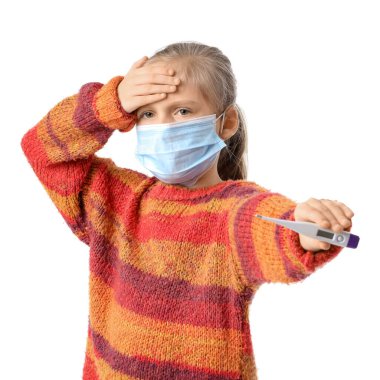 Grip hastası küçük kız beyaz arka planda termometre tutuyor.