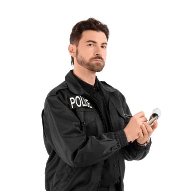 Erkek polis memuru beyaz arka planda deftere yazıyor.