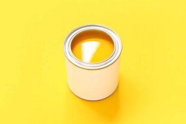 Renkli arka planda sarı boya kutusu