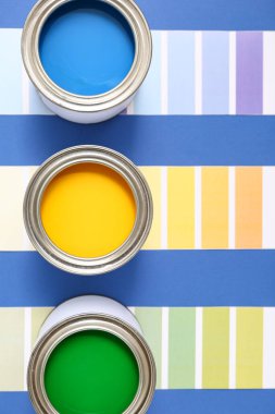 Mavi arkaplanda farklı boya ve renk paletleri