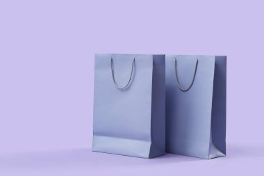 Leylak arka planda alışveriş torbaları