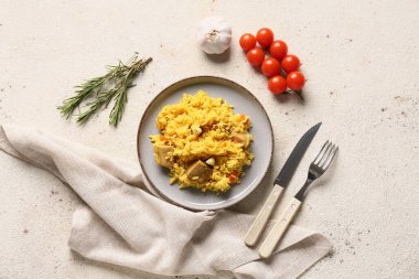 Beyaz arka planda kiraz domatesli, sarımsaklı ve biberiyeli lezzetli pilav.