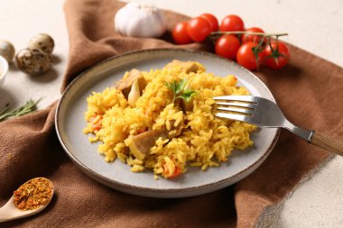 Lezzetli pilav tabağı ve beyaz arkaplanda malzemeler, yakın plan