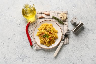 Beyaz arka planda kırmızı biberli, biberiyeli ve sarımsaklı lezzetli pilav tabağı.