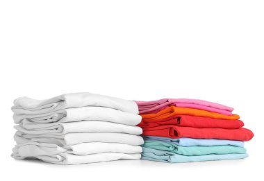 Beyaz arkaplanda izole edilmiş temiz giysi yığınları