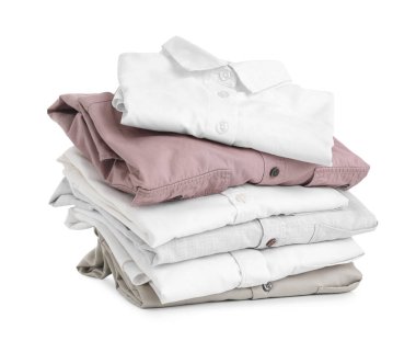 Beyaz arkaplanda izole edilmiş temiz giysi yığını