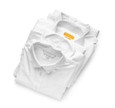 Beyaz arkaplanda izole edilmiş temiz yakalı gömlekler yığını