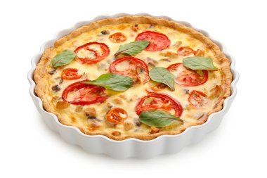 Beyaz arka planda ıspanak yapraklı lezzetli domates tartı.