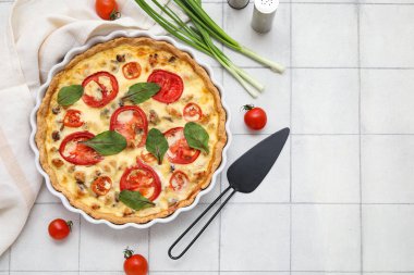 Ispanak yapraklı lezzetli domates tartı ve beyaz fayanslı yeşil soğan.