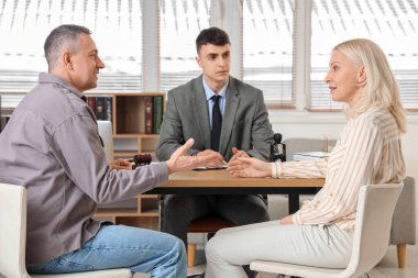 Olgun bir çift, avukatı ziyaret ediyor.